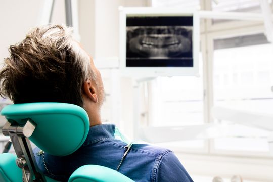 Tannlege sjekker tennene hos en pasient